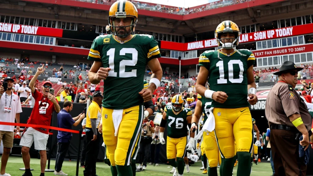 Aaron Rodgers names 5 Packers teammates that might influence decision to stay 1